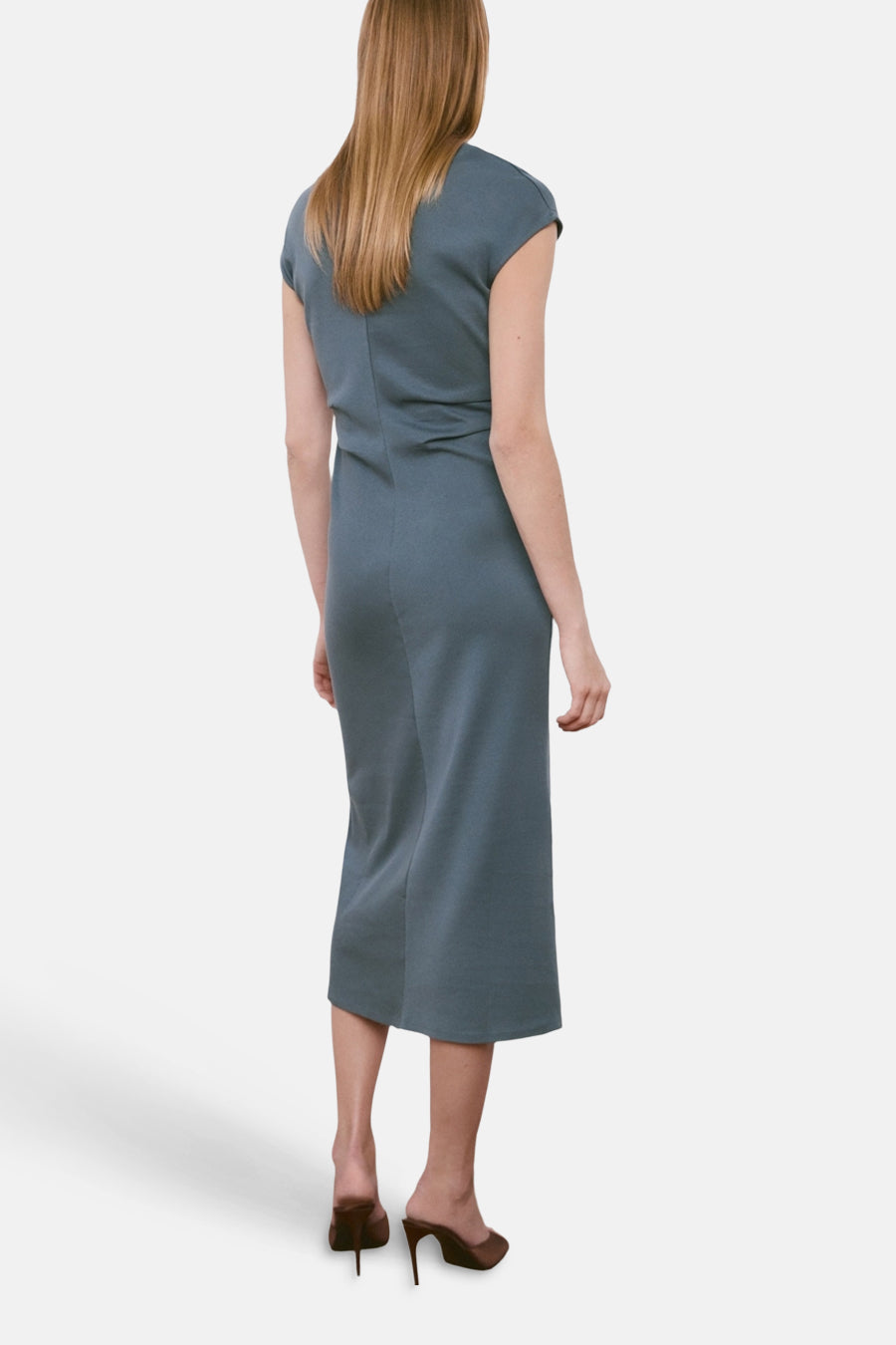 Robe bleue de MANGO, longueur midi et coupe droite, vue de dos.