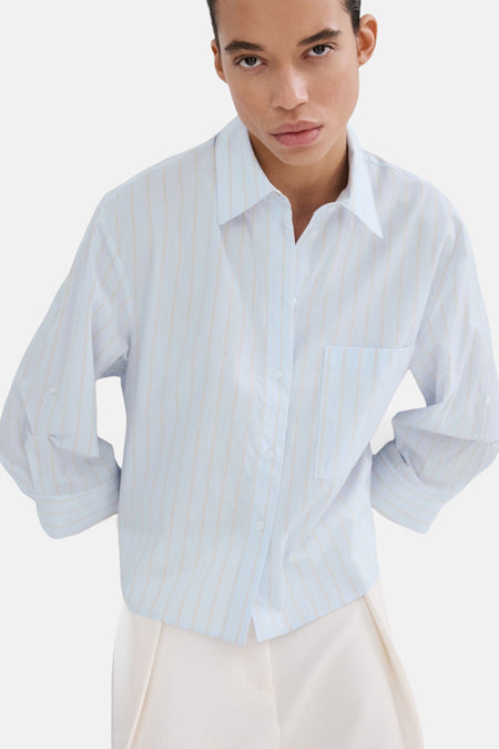 Chemise à manches longues bleue à rayures par MANGO, avec une poche poitrine et des manches trois-quarts.