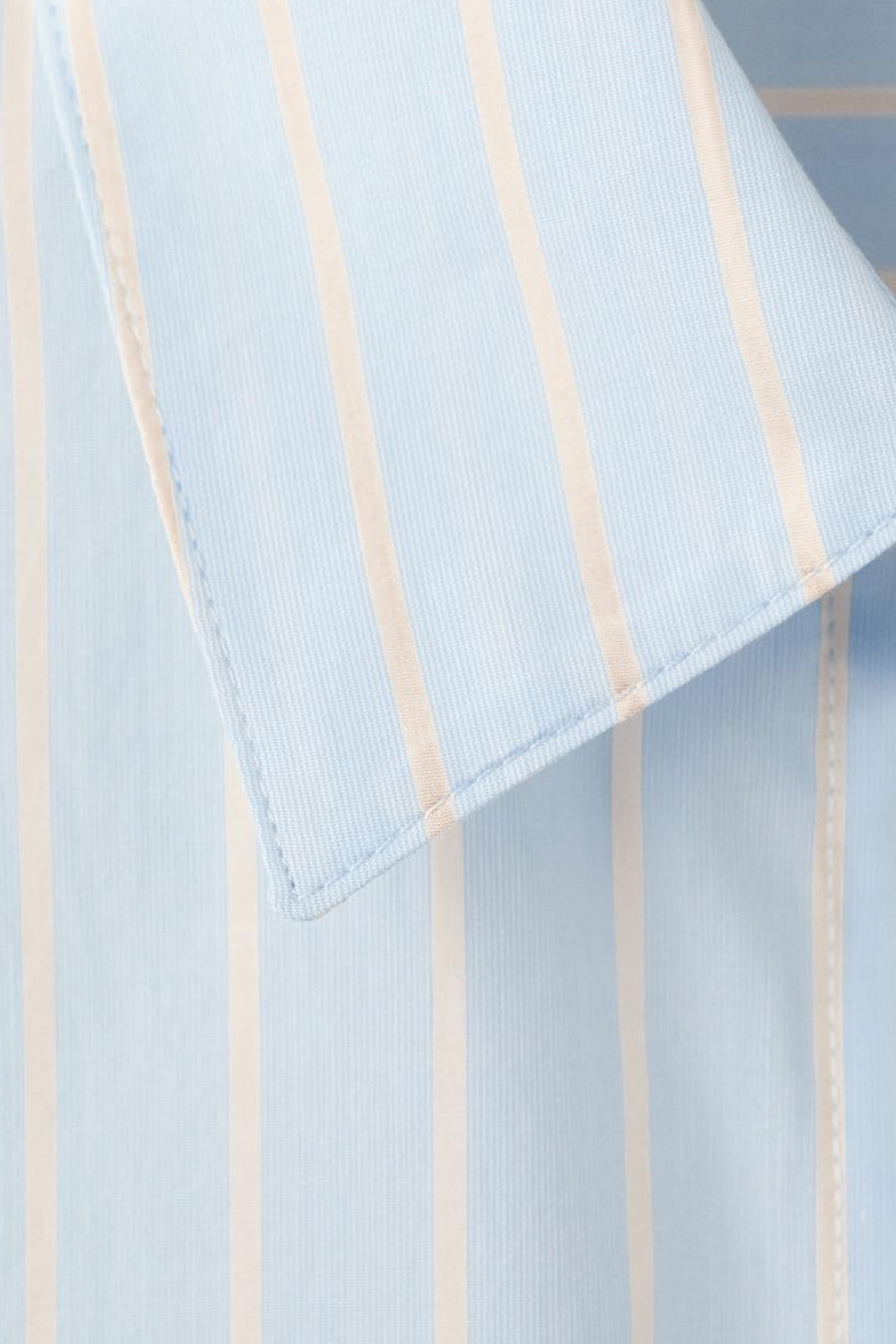 Blauwe gestreepte blouse met lange mouwen van MANGO, met zichtbare kraag en knoopsluiting.
