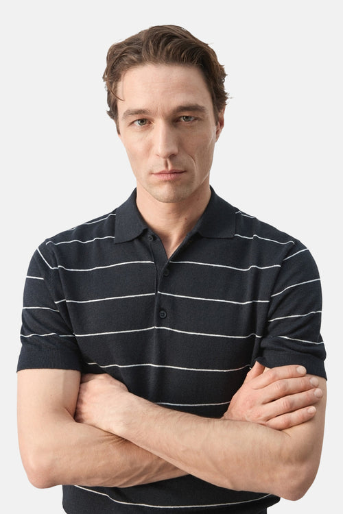 Polo noir rayé by MANGO, avec des manches courtes et une coupe ajustée.