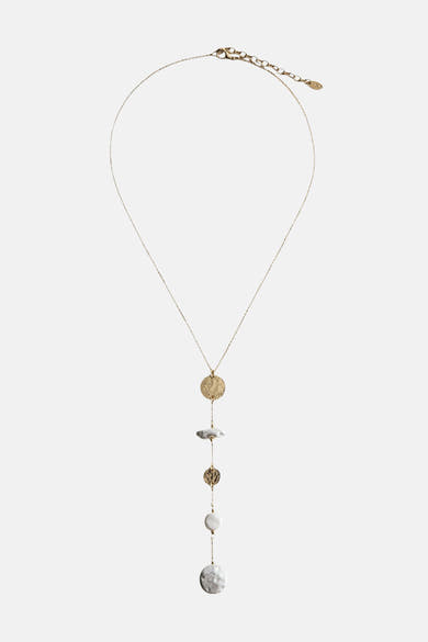 Lange gouden ketting van MANGO, versierd met kralen en metalen muntjes, op een effen witte achtergrond.