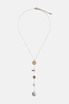 Lange gouden ketting van MANGO, versierd met kralen en metalen muntjes, op een effen witte achtergrond.