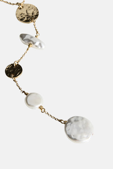 Lange veelkleurige ketting van MANGO, met parelmoer kralen en getextureerde gouden schijfjes.