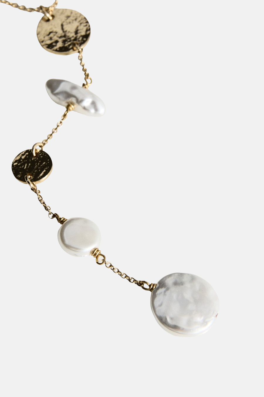 Lange veelkleurige ketting van MANGO, met parelmoer kralen en getextureerde gouden schijfjes.