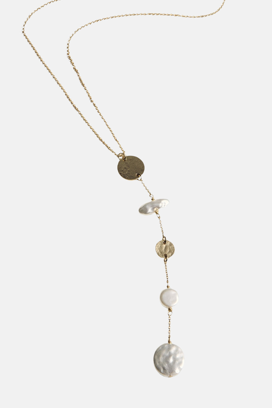 Collier long doré de MANGO, orné de perles et de pièces métalliques, sur un fond blanc uni.
