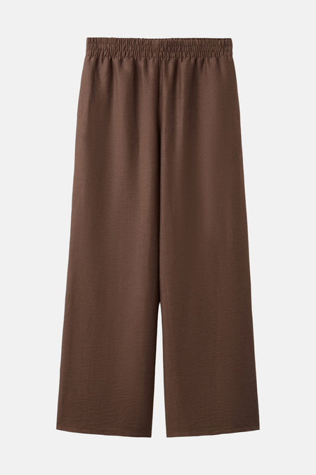 Pantalon ample brun de MANGO avec taille élastique froncée et texture légèrement froissée.