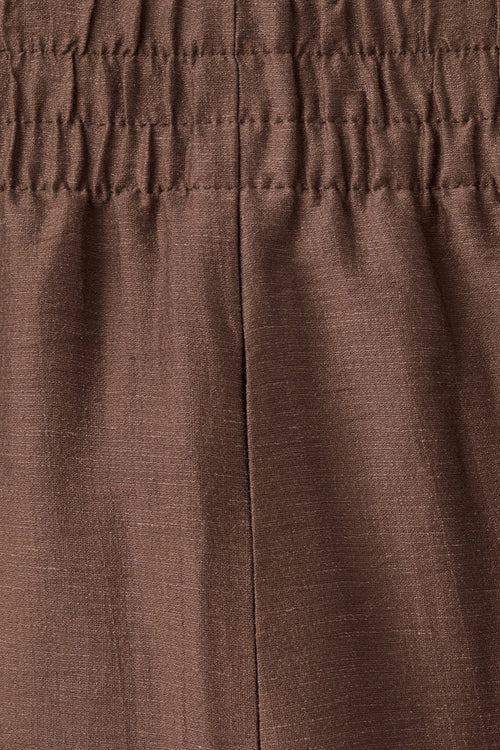 Pantalon brun de MANGO à taille élastiquée froncée et couture centrale, en tissu texturé.