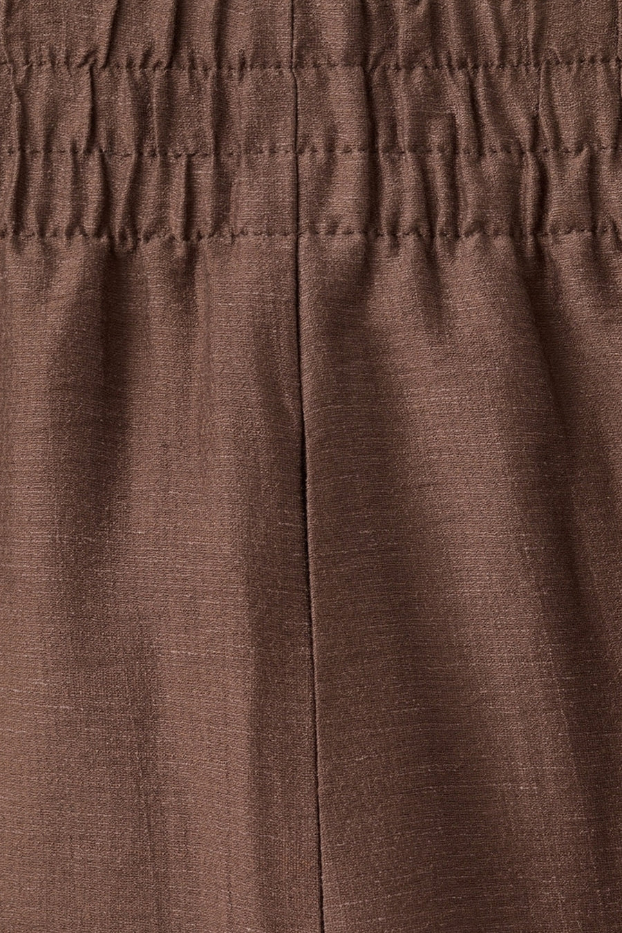 Pantalon brun de MANGO à taille élastiquée froncée et couture centrale, en tissu texturé.