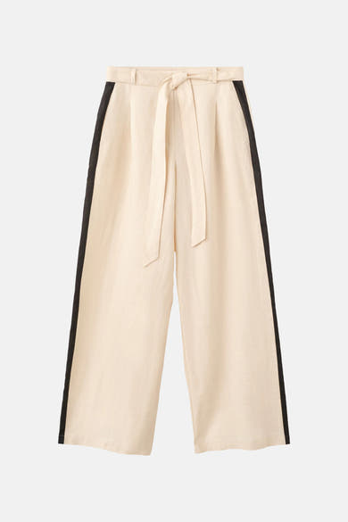 Pantalon beige clair de MANGO, avec bandes noires latérales, coupe large et ceinture à nouer.