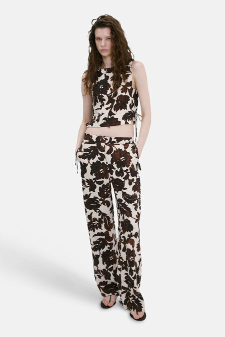 Multikleurig mouwloos bloesje van MANGO met bruin bloemenpatroon, gedragen met een bijpassende broek.
