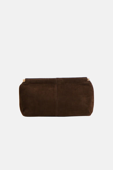 Bruine suède handtas van MANGO, met een discrete gouden sluiting.