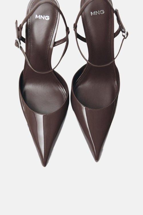 Bruine pumps van MANGO in bruin, met dunne gekruiste bandjes en glanzende afwerking.