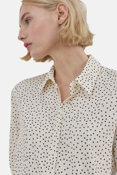 Chemisier à manches longues multicolore de MANGO, avec un motif à pois noirs sur fond crème.