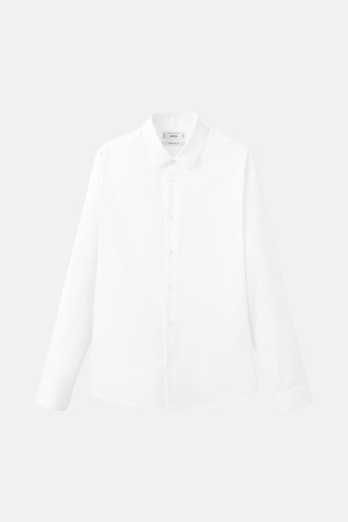 Chemise blanche à manches longues de MANGO, avec une coupe ajustée et une fermeture boutonnée.