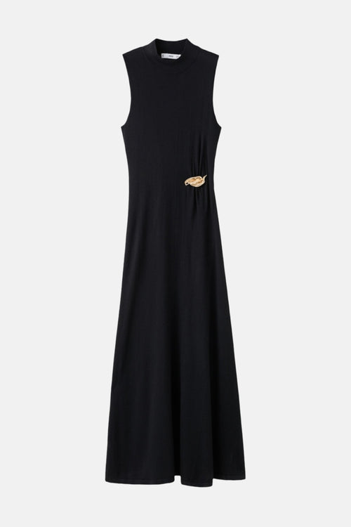 Robe noire près du corps de MANGO, ornée d'une broche dorée en forme de feuille sur le côté.
