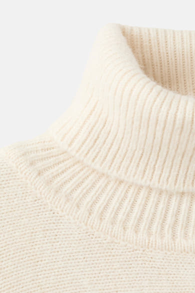 Ecru poncho van MANGO, in dikke ribgebreide stof, met een comfortabele col.