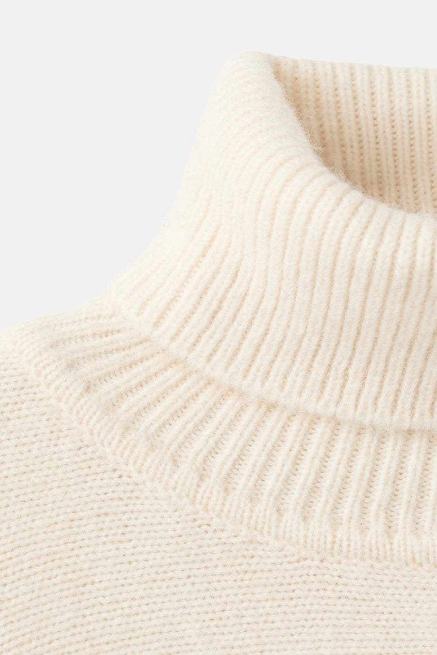 Ecru poncho van MANGO, in dikke ribgebreide stof, met een comfortabele col.