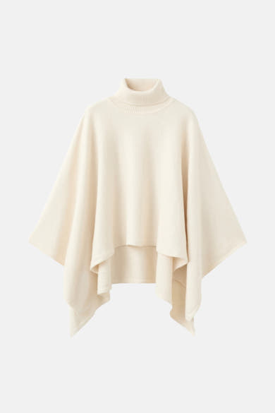 Ecru poncho van MANGO, asymmetrische snit met col, in zachte gebreide stof met effen achtergrond.