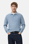 Blauwe V-hals trui van MANGO, gedragen met een donkerblauwe jeans, achtergezicht.