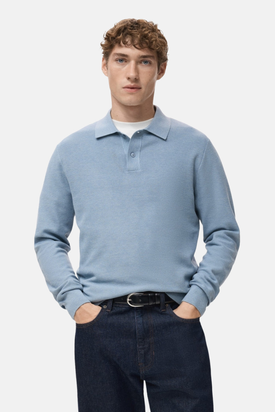 Blauwe V-hals trui van MANGO, gedragen met een donkerblauwe jeans, achtergezicht.