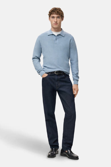 Blauwe V-hals trui van MANGO, gedragen met een donkere jeans en zwarte loafers.