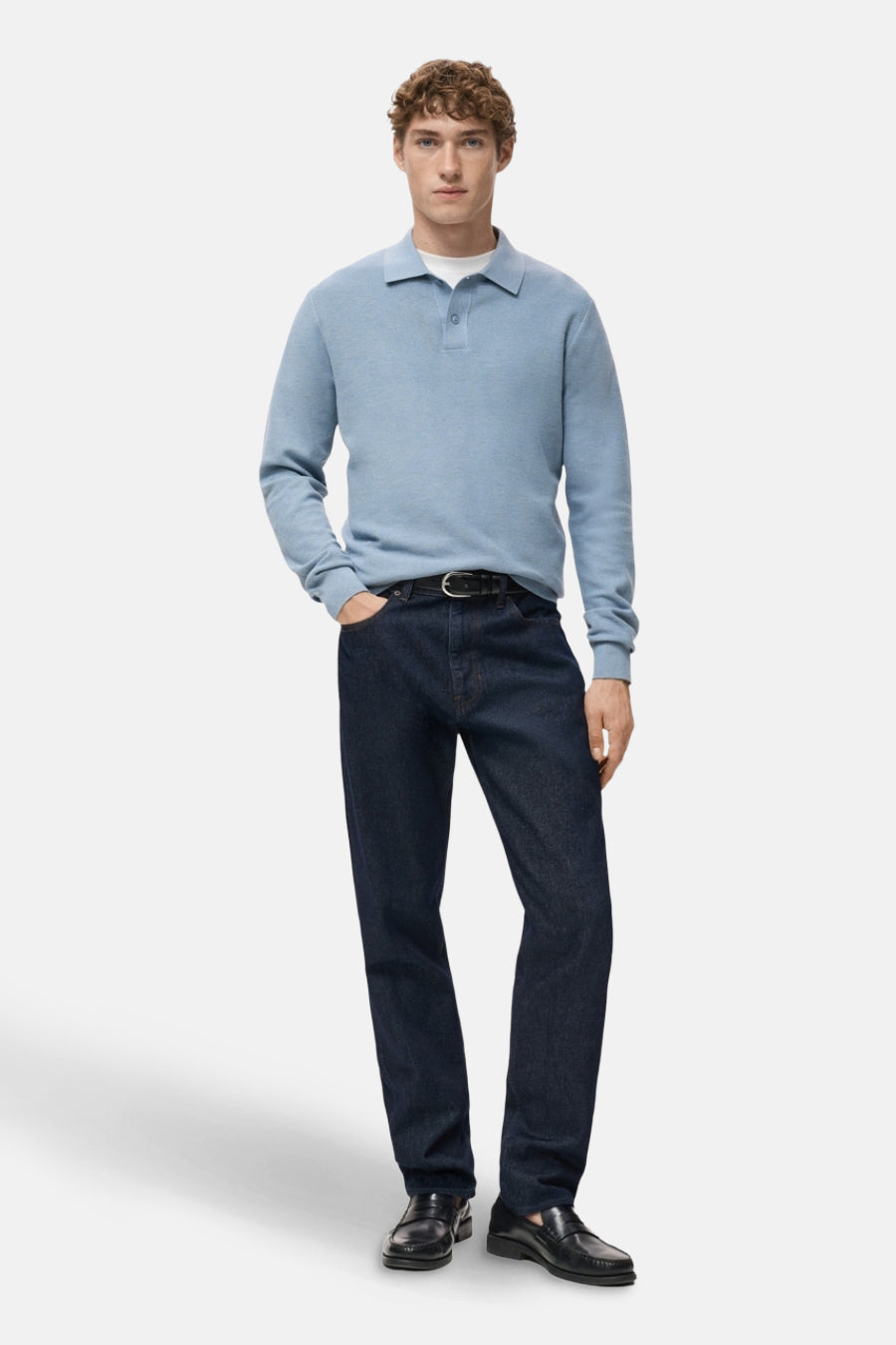 Blauwe V-hals trui van MANGO, gedragen met een donkere jeans en zwarte loafers.