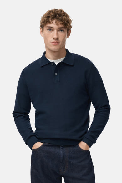 Blauwe V-hals trui van MANGO, gedragen met een donkerblauwe jeans, achtergezicht.