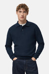 Blauwe V-hals trui van MANGO, gedragen met een donkerblauwe jeans, achtergezicht.
