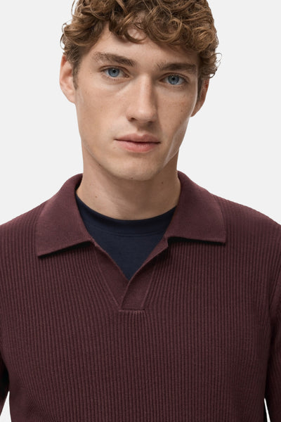 Pull à col en V bordeaux de MANGO, en maille côtelée avec un col polo et manches longues.
