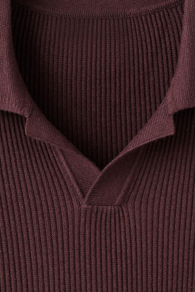 Pull col V bordeaux de MANGO en maille côtelée à col à revers.