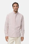 Roze overhemd met lange mouwen van MANGO, van achteren gezien, gedragen met een gebroken witte jeans en zwarte loafers.