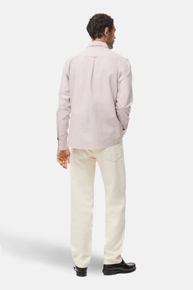 Chemise à manches longues rose de MANGO, vue de dos, portée avec un jean écru et des mocassins noirs.