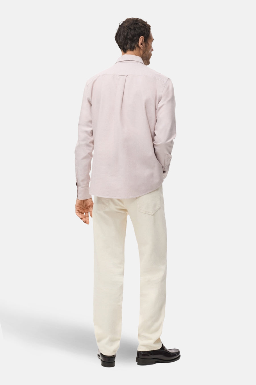 Chemise à manches longues rose de MANGO, vue de dos, portée avec un jean écru et des mocassins noirs.