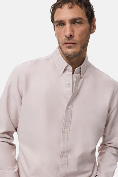 Roze blouse met lange mouwen van MANGO, met een licht gekreukte textuur en een nauwsluitende pasvorm.