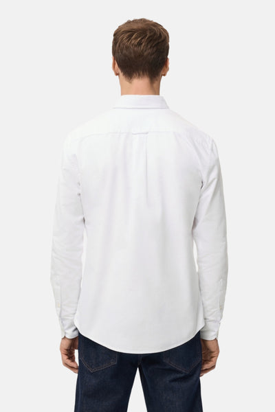 Chemise blanche à manches longues de MANGO, vue de dos avec boutonnière et détail de plis.