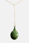 Collier long vert de MANGO avec une chaîne dorée délicate et un pendentif en forme de goutte d'eau brillante.
