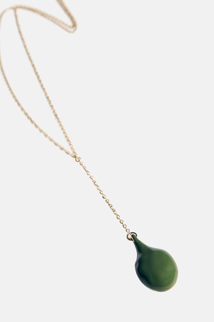 Collier longue vert de MANGO, avec une chaîne dorée fine et un pendentif en forme de goutte.
