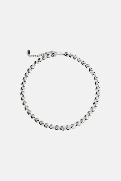 Collier court argenté de MANGO, avec une chaîne d'extension réglable et un fermoir mousqueton.
