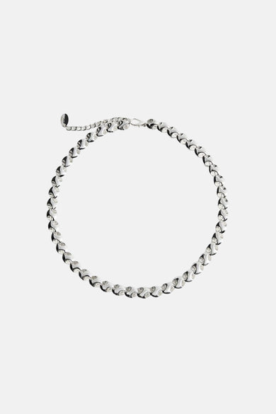 Collier court argenté de MANGO, avec une chaîne d'extension réglable et un fermoir mousqueton.
