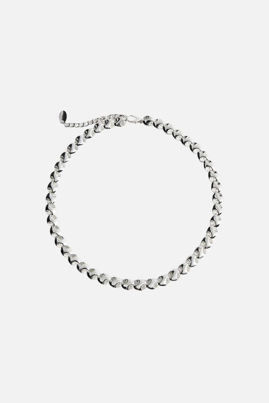 Collier court argenté de MANGO, avec une chaîne d'extension réglable et un fermoir mousqueton.
