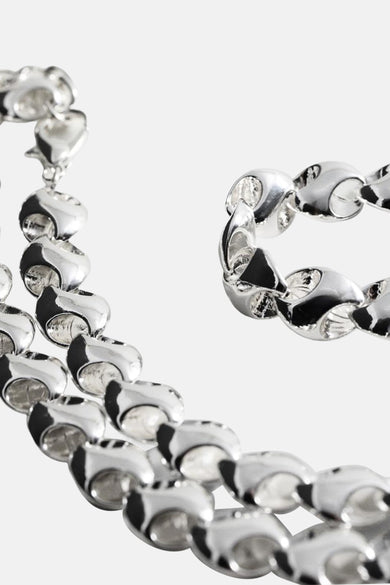 Collier court argenté de MANGO, avec des maillons volumineux et un fermoir visible.