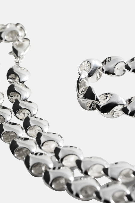 Collier court argenté de MANGO, avec des maillons volumineux et un fermoir visible.