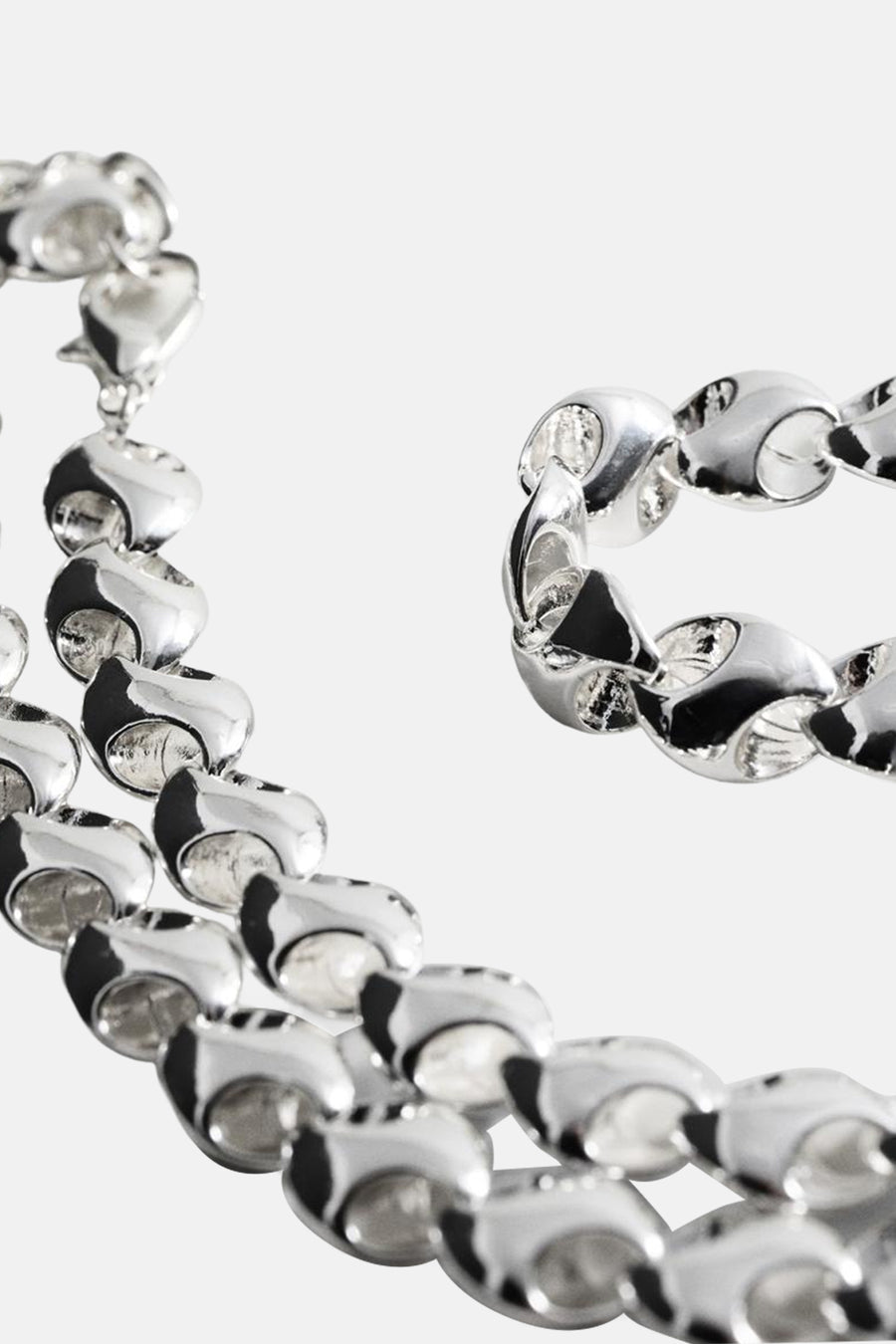 Collier court argenté de MANGO, avec des maillons volumineux et un fermoir visible.