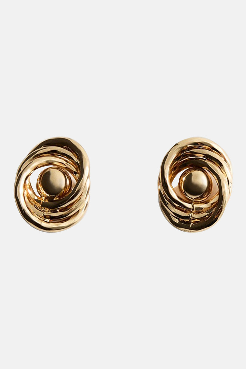 Boucles d'oreilles dorées by MANGO, design tourbillonnant avec une perle centrale brillante.