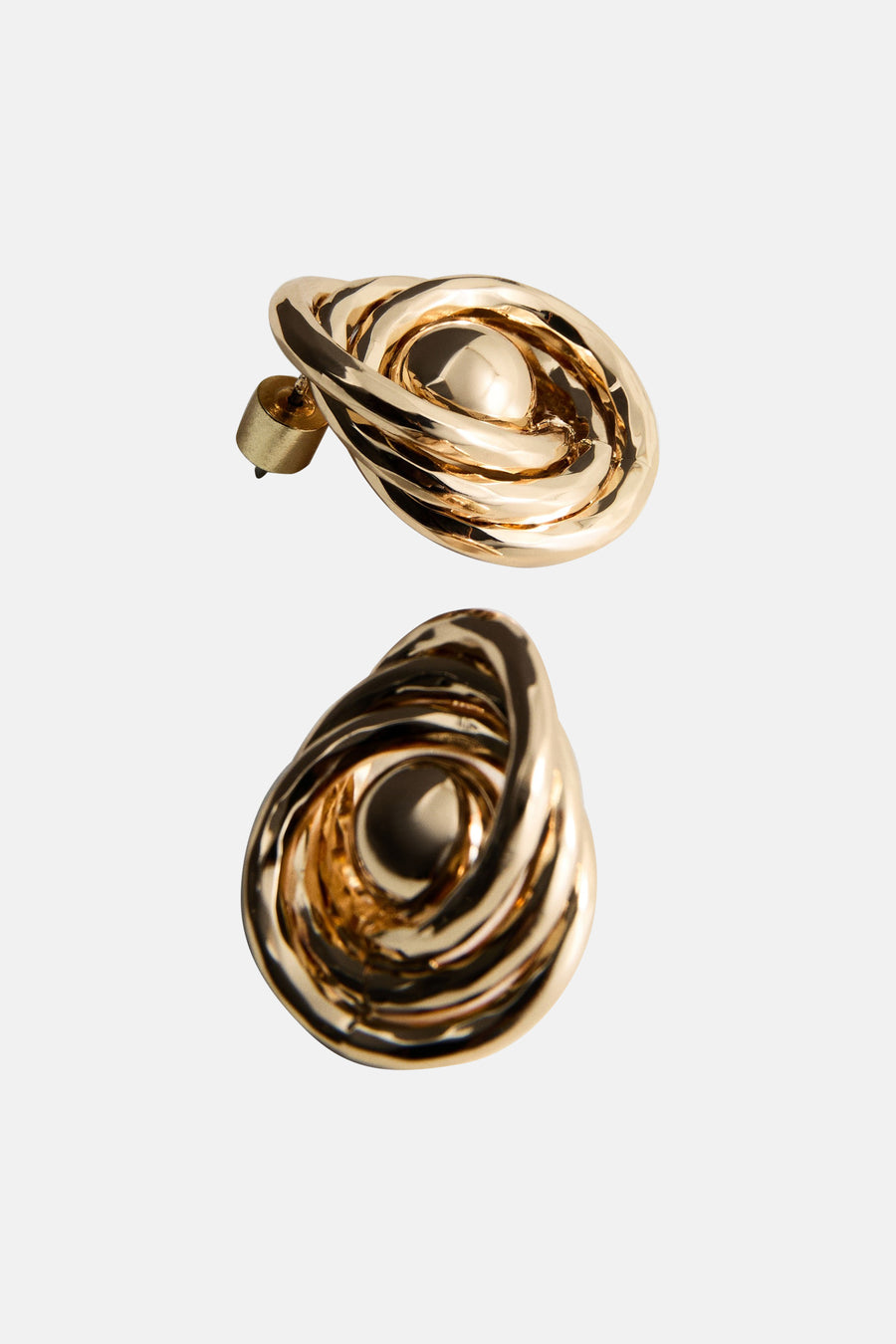 Boucles d'oreilles dorées de MANGO, design torsadé complexe avec une sphère centrale brillante.