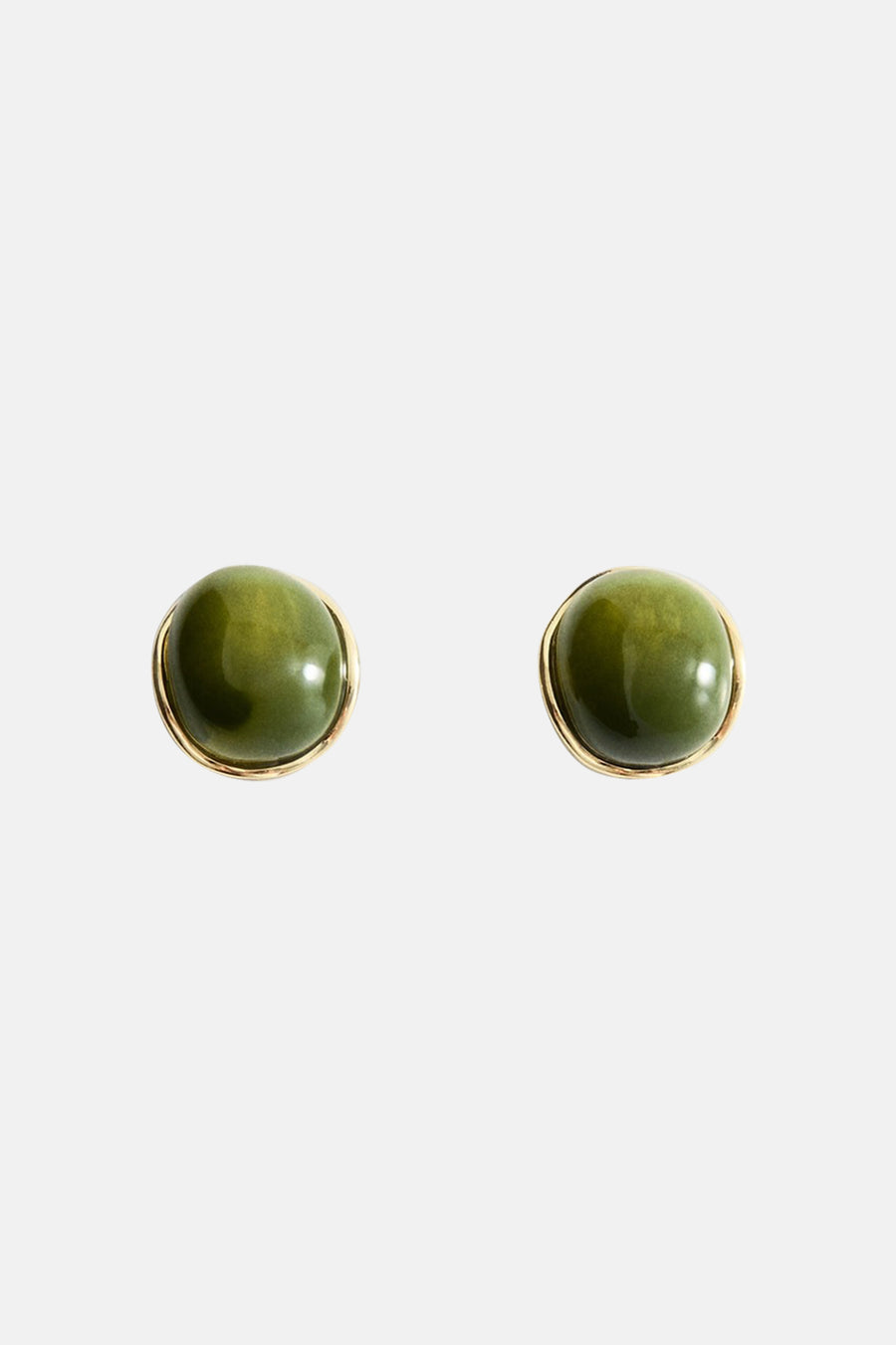Boucles d'oreilles vertes par MANGO, de forme ronde avec une bordure dorée, sur fond uni.
