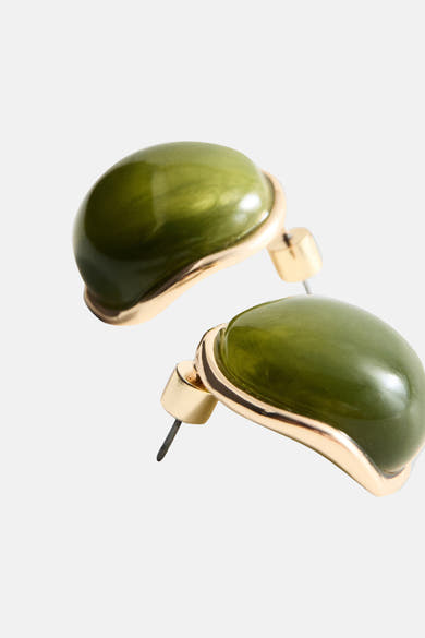 Boucles d'oreilles vertes, de MANGO, avec un contour doré et une surface brillante.