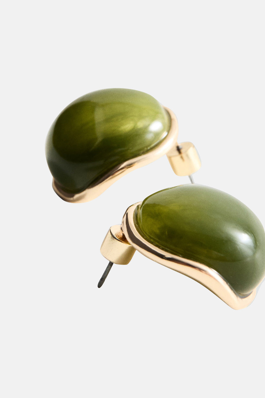 Boucles d'oreilles vertes, de MANGO, avec un contour doré et une surface brillante.