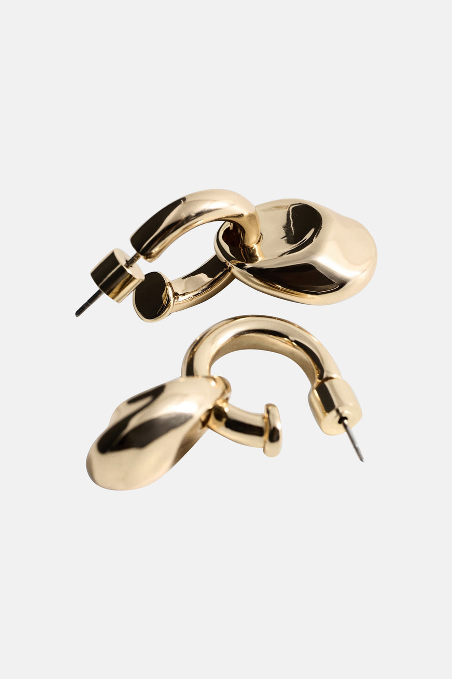 Boucles d'oreilles dorées de Mango, design arrondi et fermeture à vis