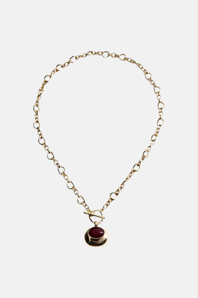 Korte gouden ketting van MANGO, met ronde hanger en rode steen, T-sluiting.